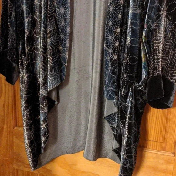 Johnny Was Elegant Black and Gray Velvet Kimono Open Cardigan - Picture 2 of 9
